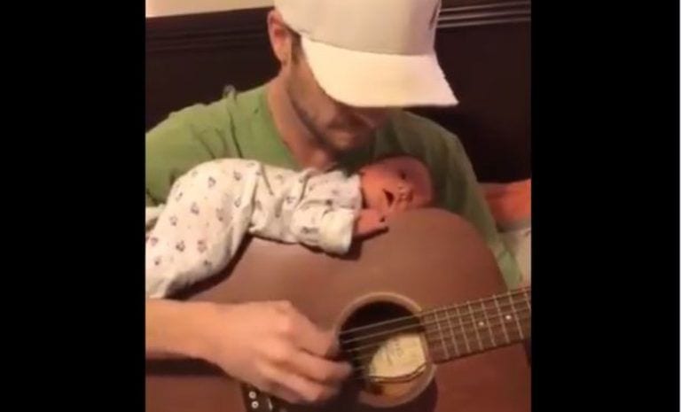 Mira hasta donde tiene que llegar este papá para que su bebé duerma