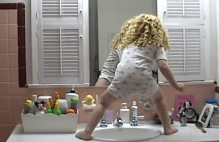 Esta niña se levanta muy motivada por las mañanas, y es contagioso