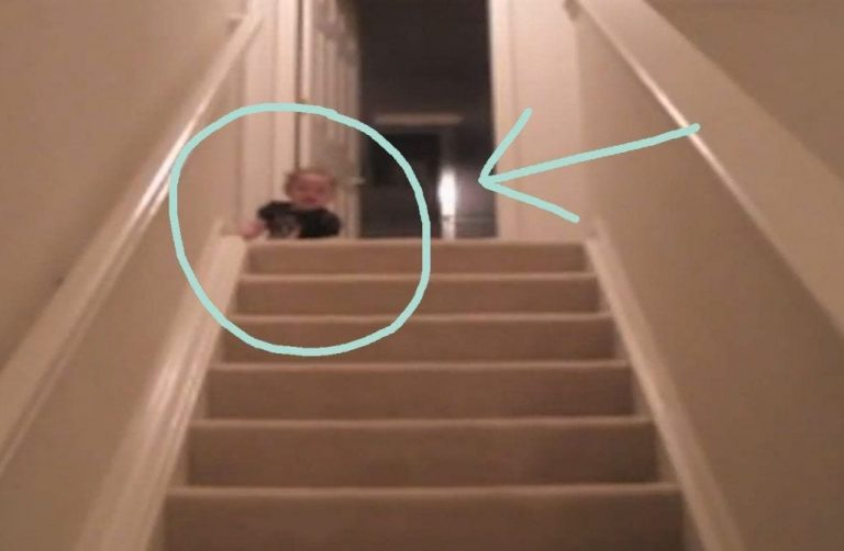Un bebé baja escaleras de una forma muy divertida