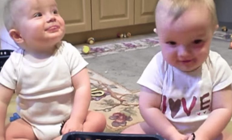 La reacción de estos gemelos cuando su padre estornuda te va a hacer rodar de la risa