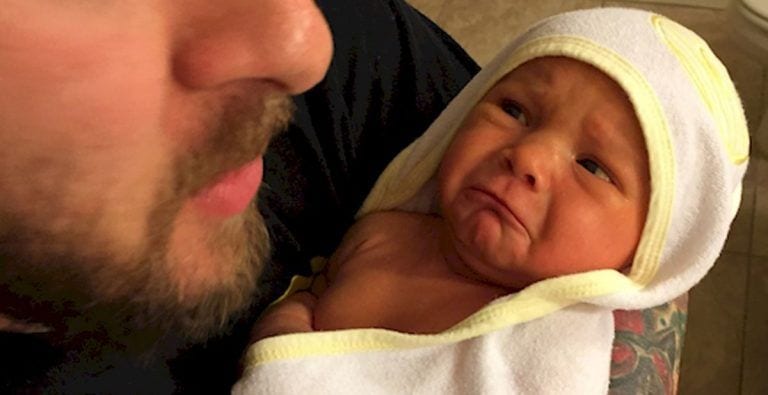 Subió una foto del primer baño de su bebé y gracias a ello le salvó la vida