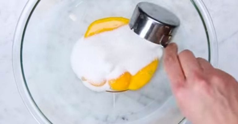 Aprende, en menos de 1 minuto, a hacer uno de los postres franceses más sofisticados: crème brûlée