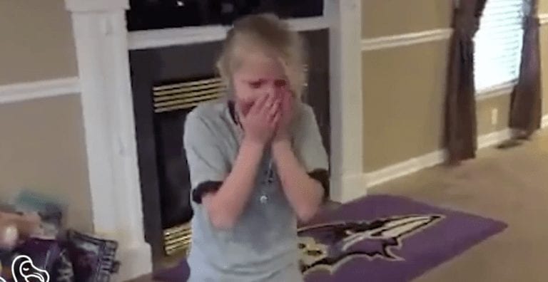 Esta niña recibe el mejor regalo de todos y su reacción lo demuestra