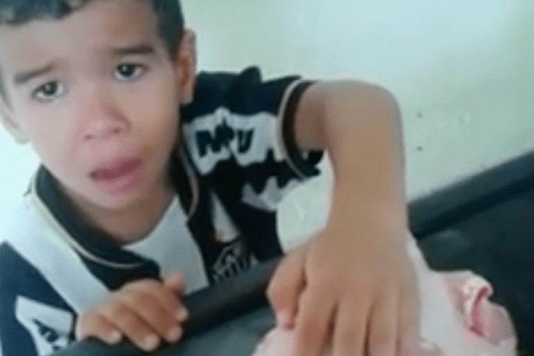 ¡Mamá, deja en paz a la gallina! Las palabras de este niño te romperán el corazón