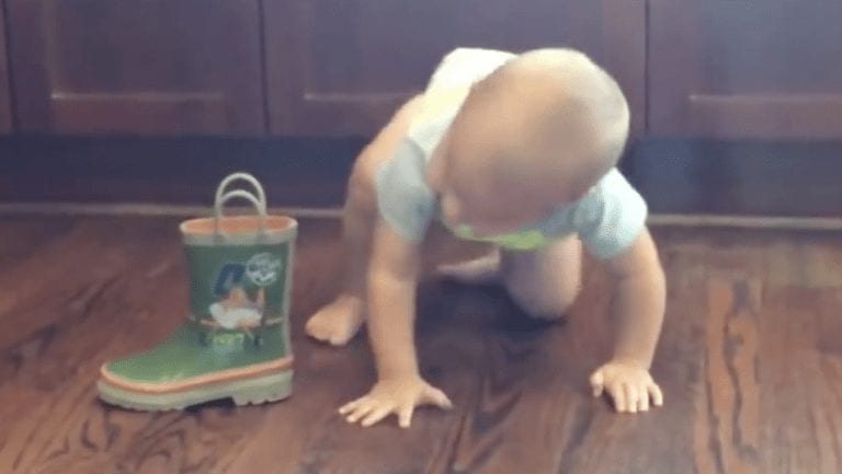 Este bebé tiene serios problemas para conseguir ponerse la bota ¿lo conseguirá?