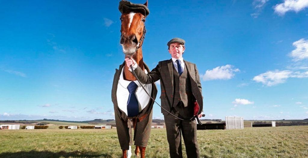 caballo vestido con un traje de tres piezas