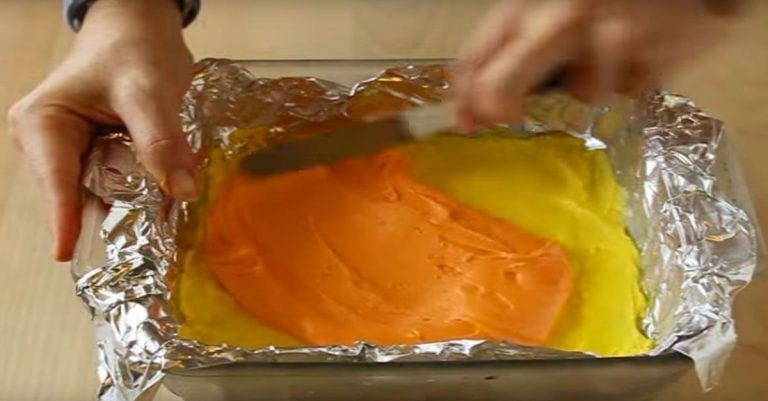 Comienza a extender capas de colores y al final hace un dulce genial