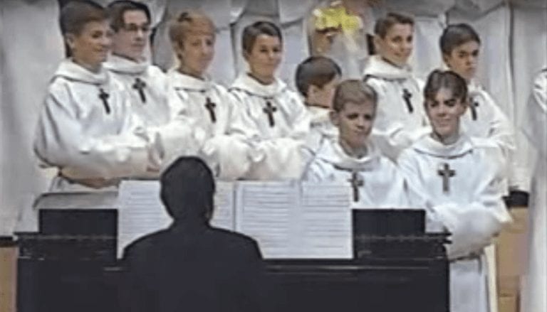 Un coro de niños interpreta una  obra maullando como gatos