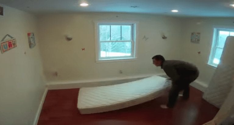 Empieza colocando unos colchones junto a la pared y termina construyendo algo impresionante para sus hijas