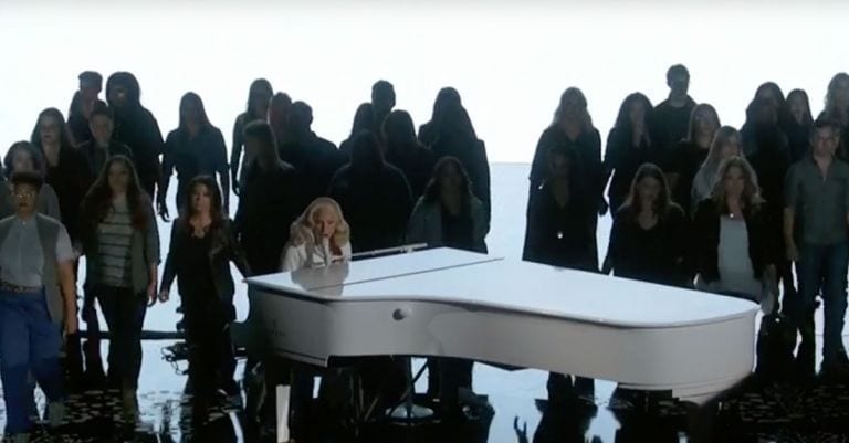 Decenas de personas irrumpen en el escenario de Lady Gaga, el motivo te emocionará