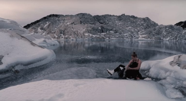 Un lago congelado es la pista perfecta para esta patinadora