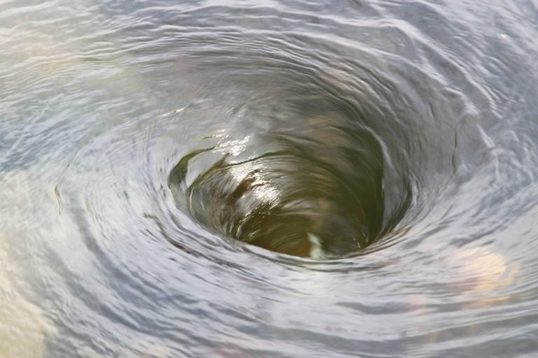 Impresionante remolino de agua captado gracias a un videoaficionado