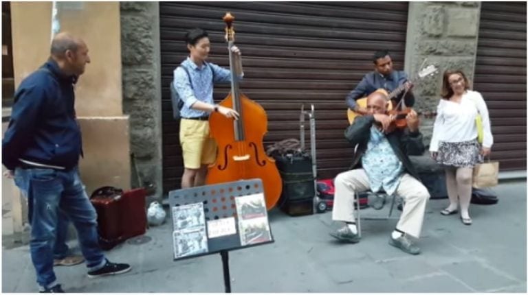 Un turista pide a una banda de música callejera que le dejen tocar, y el resultado merece la pena