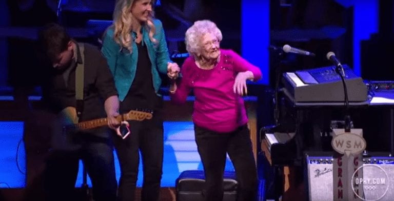 Esta mujer de 98 años interrumpe un concierto de country y sorprende a todos al piano