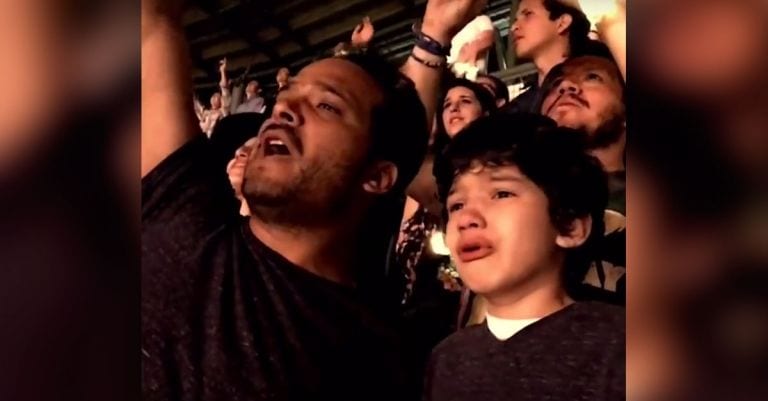 Lleva a su hijo autista a un concierto de Coldplay y su reacción deja a todos sin palabras