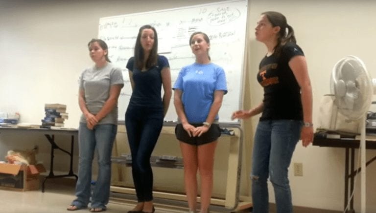 El cuarteto de chicas que te hará viajar en el tiempo con una actuación improvisada