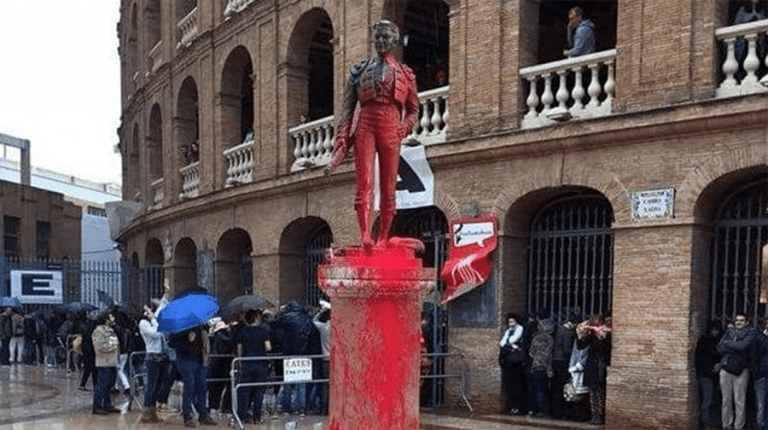 Denunciaban el ataque a la estatua de un torero y las respuestas de la gente fueron geniales