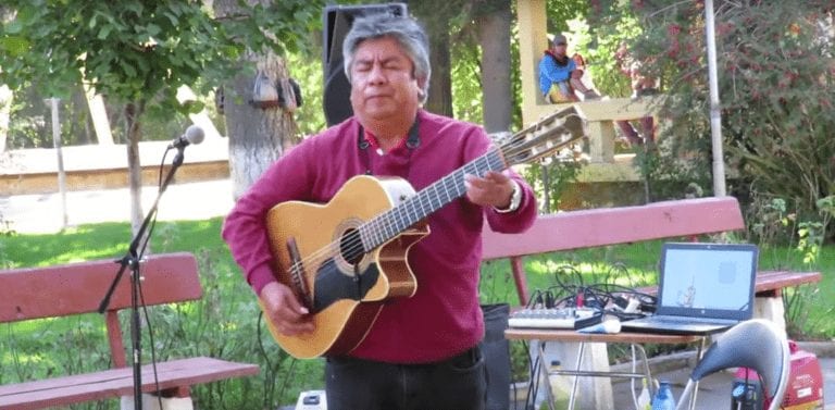 Este guitarrista ha sido catalogado como «el Jimi Hendrix chileno». Cuando veas el vídeo entenderás por qué