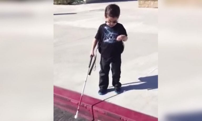 Tiene 4 años y es ciego, pero así se enfrenta a su primer escalón