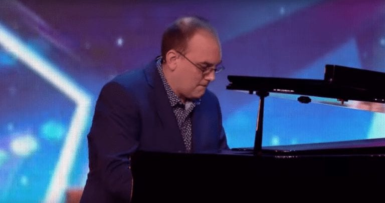 Comienza tocando el piano solo y acaba surgiendo una orquesta del público