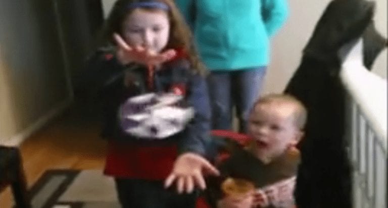 La reacción de este niño con un truco de magia es lo más tierno que verás hoy