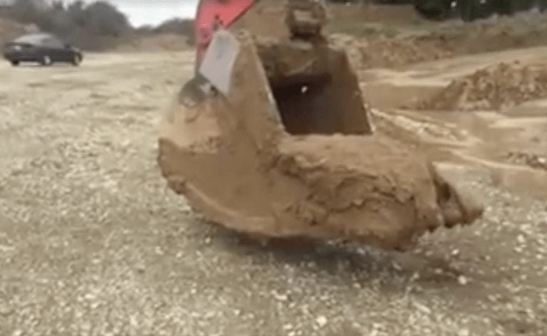 Para grandes problemas, soluciones drásticas. Mira el rescate de una joven cierva atrapada en el barro
