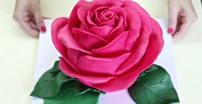 tarta con forma de flor rosa