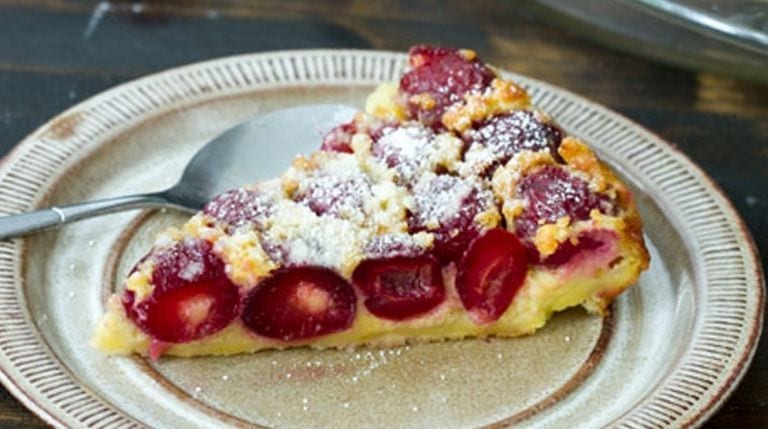 Cuando veas lo fácil que es hacer esta tarta de cereza, querrás probarla inmediatamente