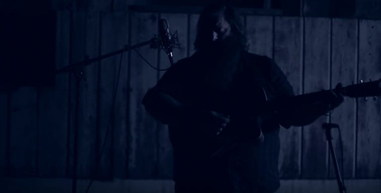 Cierra los ojos y descubre esta versión de «Hallelujah» como nunca la habías escuchado