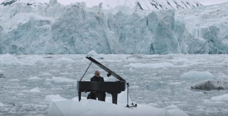 ¿Qué hace un pianista flotando frente a un glaciar? El mensaje es muy importante