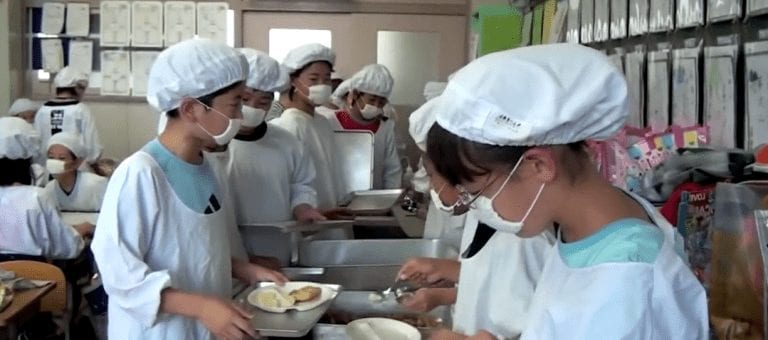 Así aprenden responsabilidades los niños en los comedores escolares de Japón