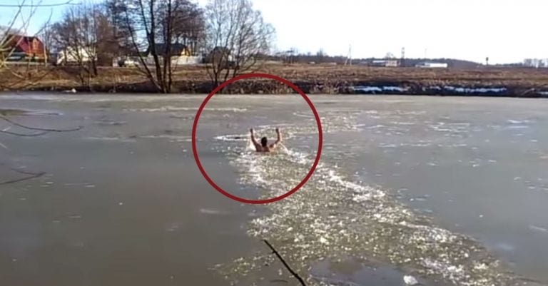 Se tira a un lago helado y rompe el hielo a puñetazos. No es un loco, es un héroe
