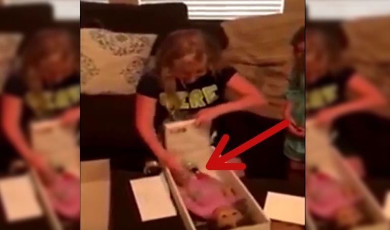 Le regalan una muñeca y se pone a llorar. El motivo hará que a ti también se te salten las lágrimas