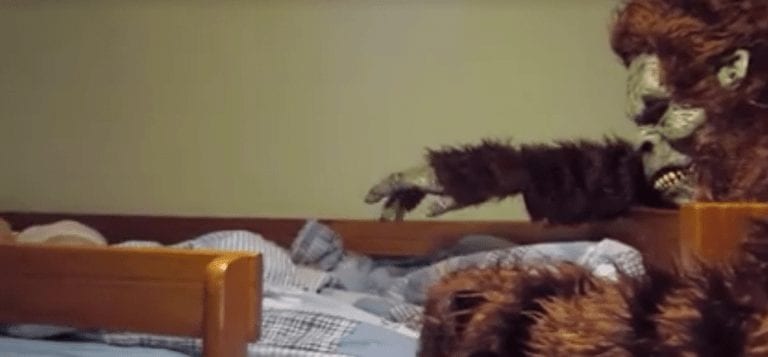 Un siniestro gorila se acerca a la cama de una niña y no creerás lo que hace al despertar
