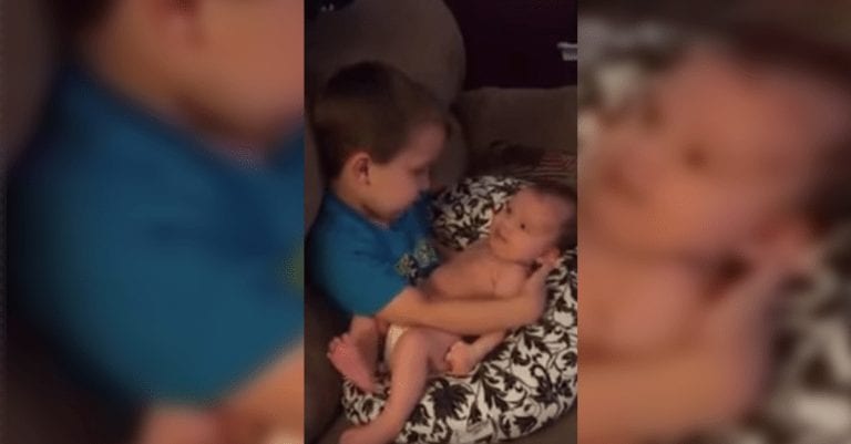 Este niño podría ser conocido como «el encantador de bebés»
