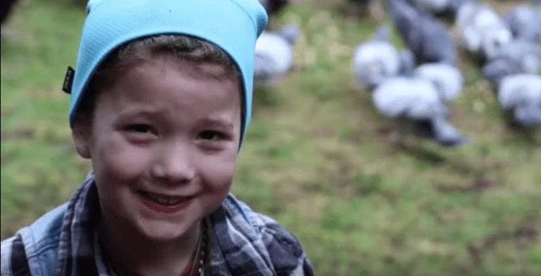 Una niña empezó a alimentar a los cuervos de su barrio y ahora le traen regalos
