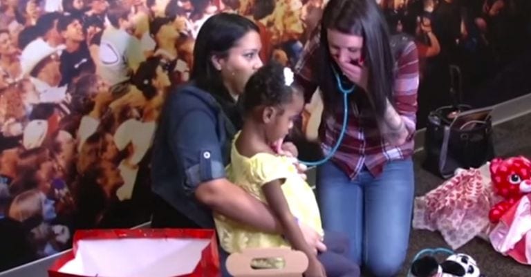 Una madre escucha el corazón de su hijo después de su muerte