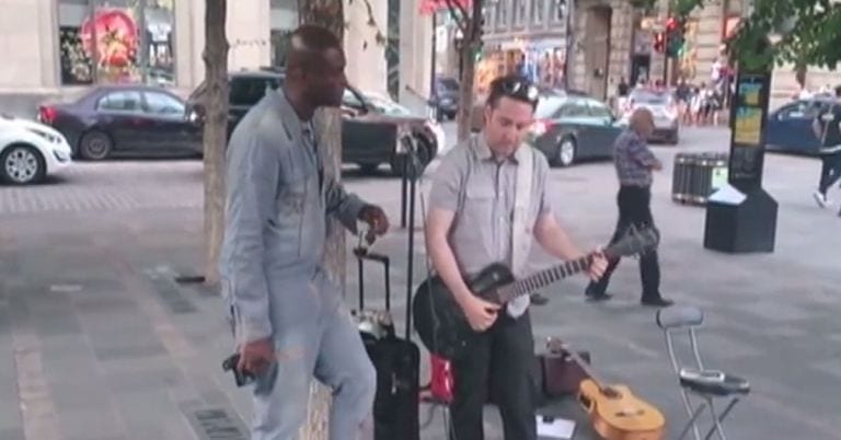 Un músico callejero está tocando tranquilamente y de pronto se le une Seal