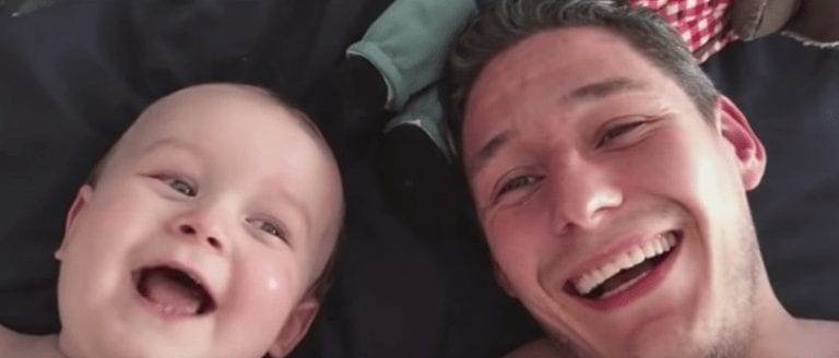 Intenta aguantar la carcajada viendo a este padre y su hijo pasándolo en grande