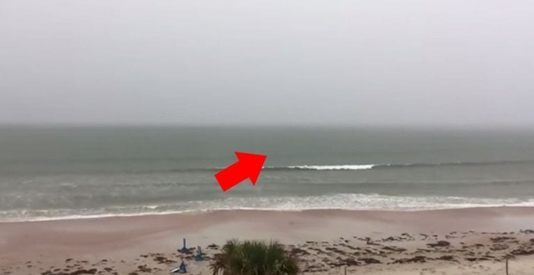 Estaba en la playa y grabó un fenómeno natural casi imposible de captar