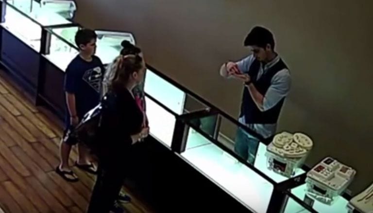 Una mujer arruinada intenta vender su anillo y el joyero hace algo que no olvidará