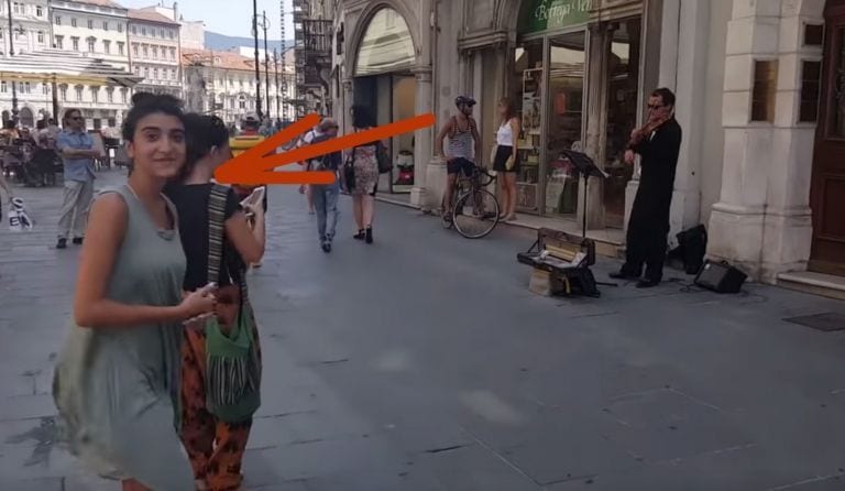 Un violinista toca en la calle, pero es de esta chica de quien no podrás apartar la vista