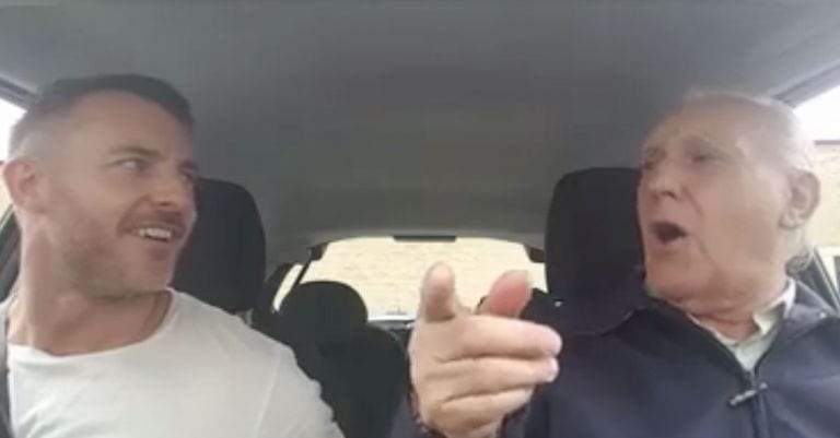 Un anciano con alzhéimer vuelve a ser él siempre que suena su canción favorita