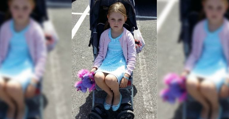 Una madre recibe criticas por llevar a su hija en carrito y ella responde de la mejor forma