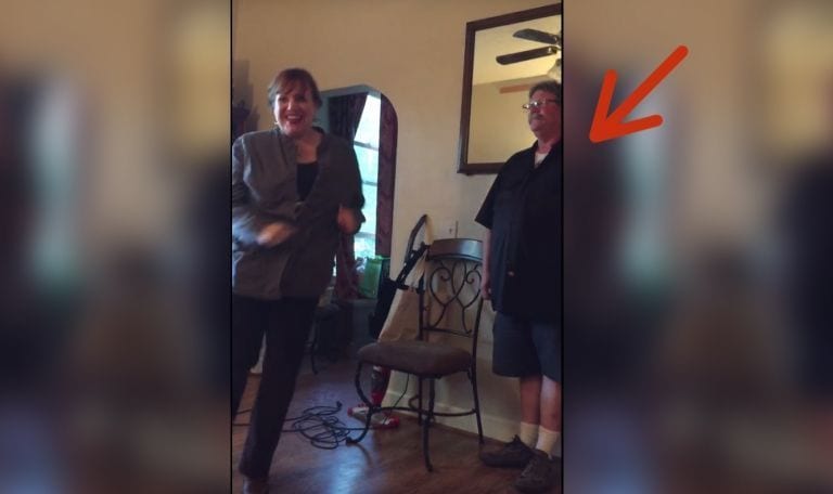 Lleva sin ver a su hermano 24 años. Mira su reacción cuando aparece por sorpresa en su casa