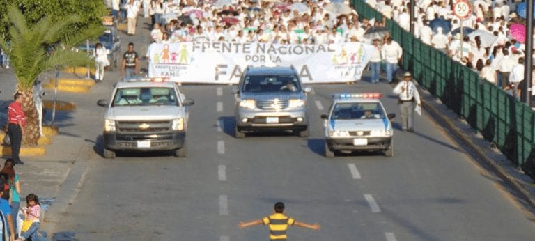 Este niño se planta sólo frente a la multitud por una buena causa
