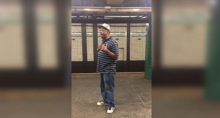 Canta en el metro de Nueva York, pero debería estar sobre un escenario