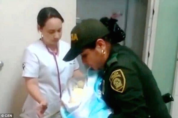 polcia amamanta bebe1