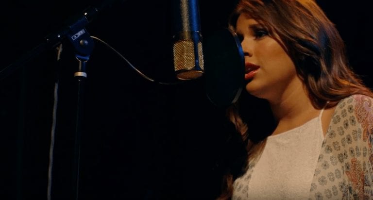 Tiene 16 años y canta como nadie, pero espera a que se le una el coro