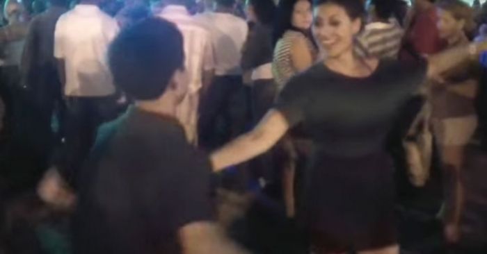 adolescente baila salsa
